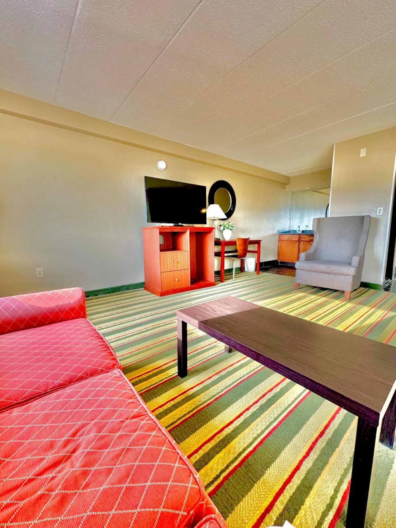 Hotel Super 8 By Wyndham Frederick Exteriér fotografie