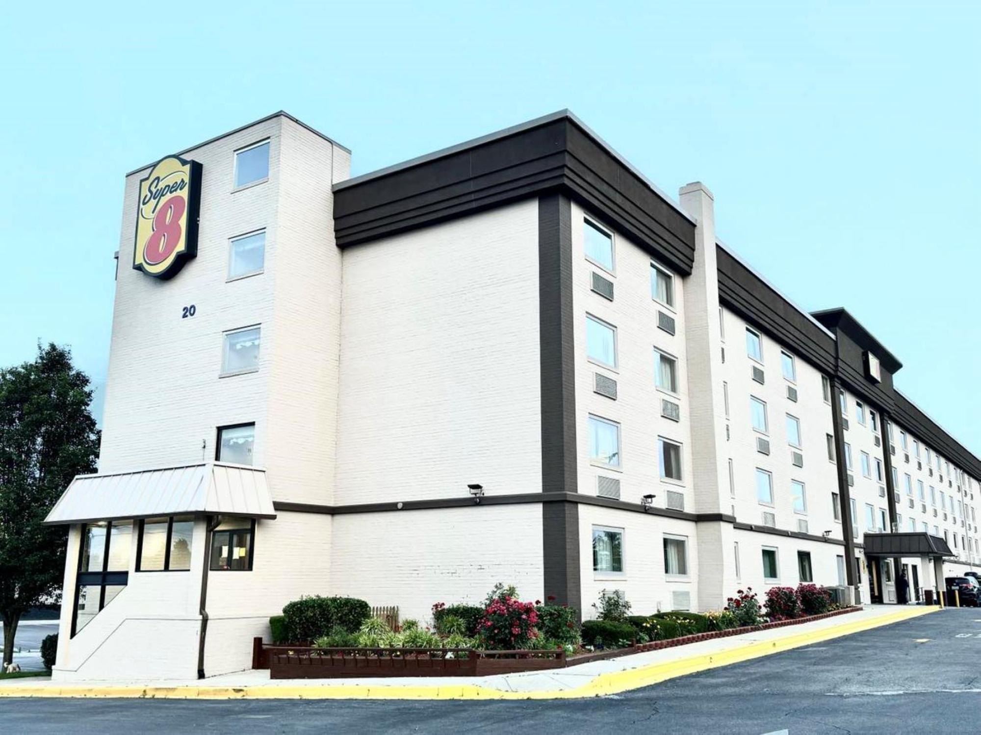 Hotel Super 8 By Wyndham Frederick Exteriér fotografie
