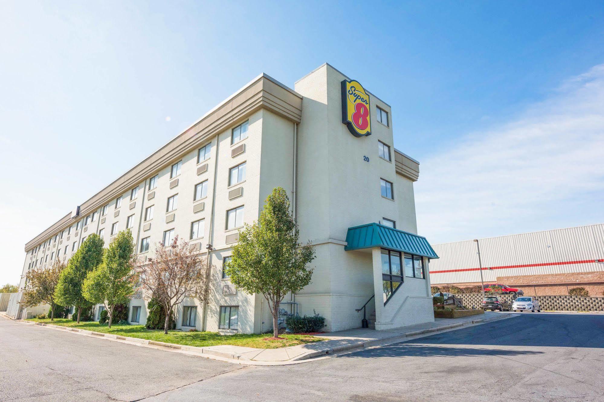 Hotel Super 8 By Wyndham Frederick Exteriér fotografie